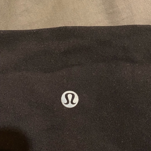 Black Lululemon Wunder Under legging. Size 2 - Picture 4 of 4